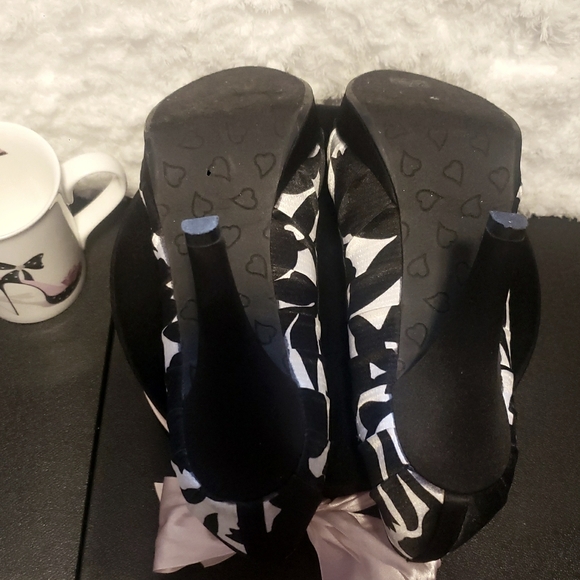 Peep Toe Floral Pumps - Picture 3 of 3